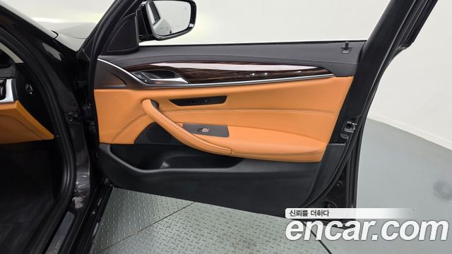 BMW 5-Series 2021 — photo 14