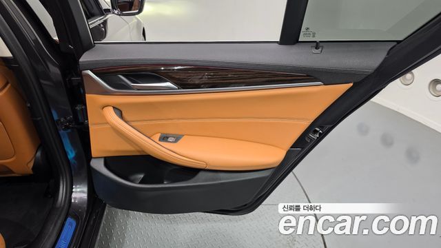 BMW 5-Series 2021 — photo 15