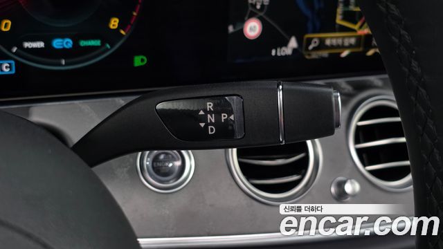 Mercedes-Benz E-Class 2022 — photo 12