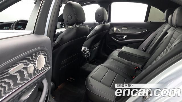 Mercedes-Benz E-Class 2022 — photo 17