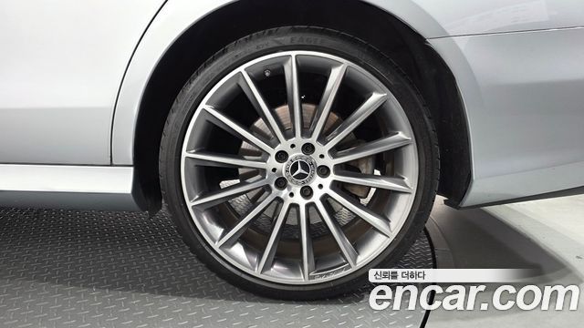 Mercedes-Benz E-Class 2022 — photo 7