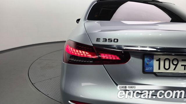Mercedes-Benz E-Class 2022 — photo 9