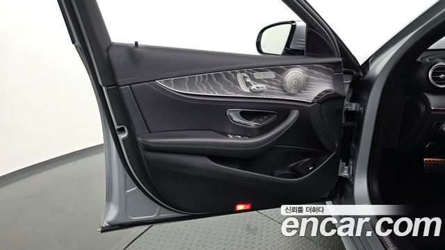 Mercedes-Benz E-Class 2022 — photo 14