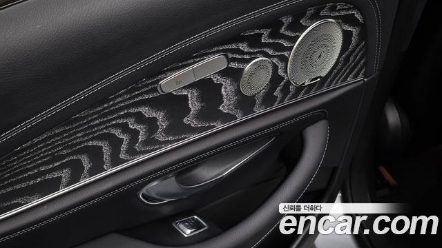Mercedes-Benz E-Class 2022 — photo 32