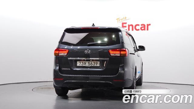 Kia Canival 2015 — photo 4