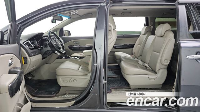 Kia Canival 2015 — photo 17