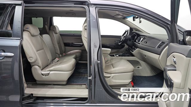 Kia Canival 2015 — photo 19