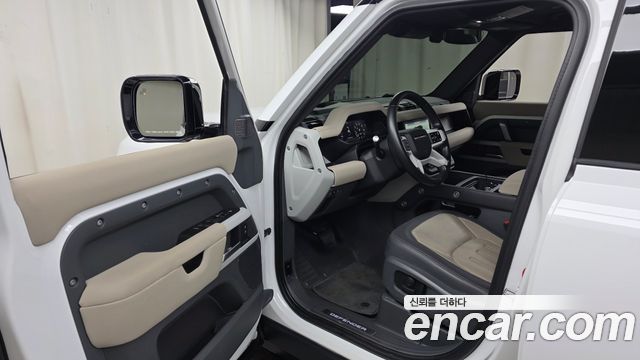 Land Rover Defender 2022 — photo 13
