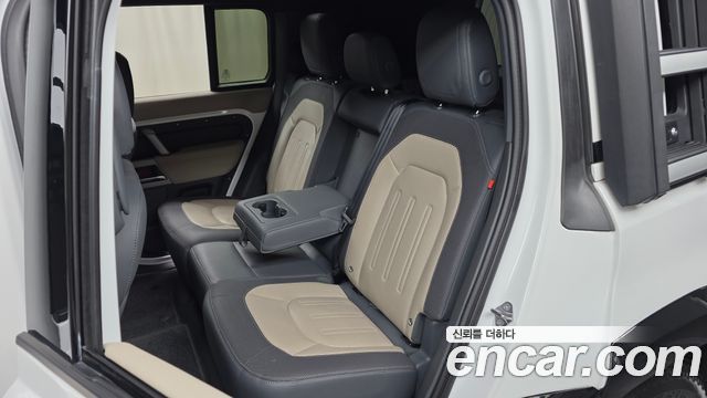 Land Rover Defender 2022 — photo 18