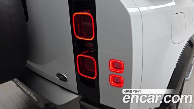Land Rover Defender 2022 — photo 9