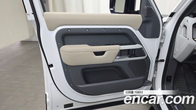Land Rover Defender 2022 — photo 14