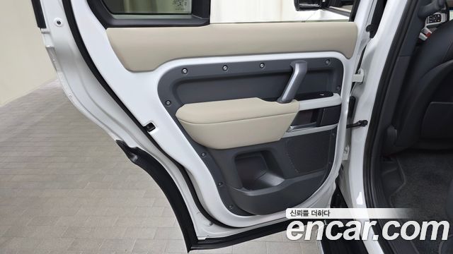 Land Rover Defender 2022 — photo 15