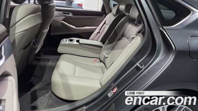 Genesis G80 2017 — photo 17