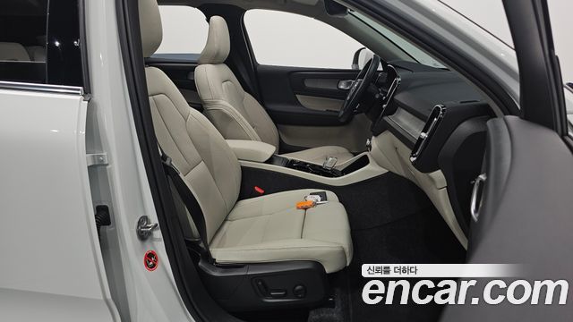 Volvo XC40 2025 — photo 13