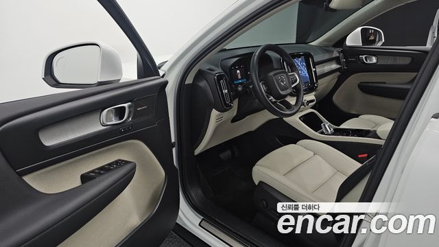 Volvo XC40 2025 — photo 17