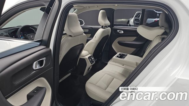 Volvo XC40 2025 — photo 18