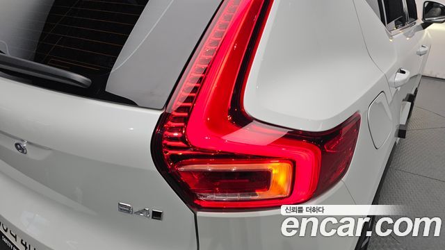 Volvo XC40 2025 — photo 9