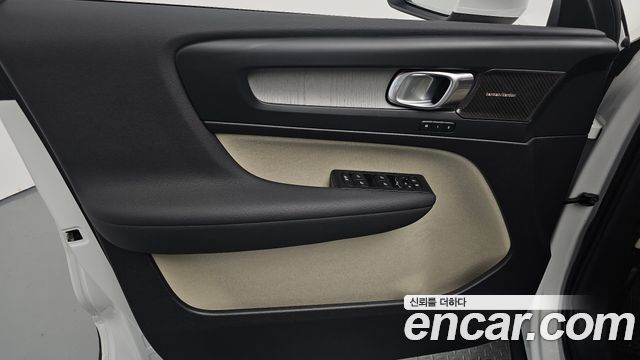Volvo XC40 2025 — photo 14