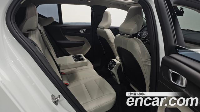 Volvo XC40 2025 — photo 16