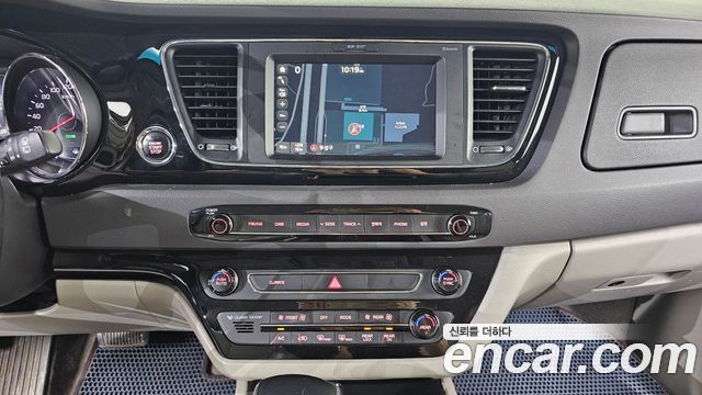 Kia Canival 2017 — photo 18