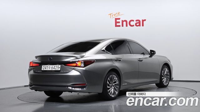 Lexus ES 2021 — photo 2