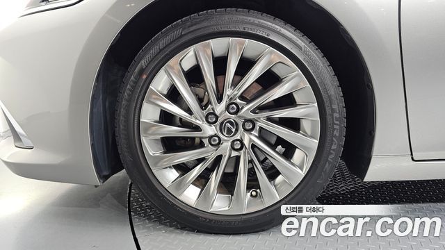 Lexus ES 2021 — photo 5