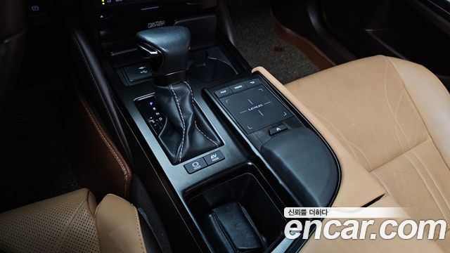 Lexus ES 2021 — photo 12
