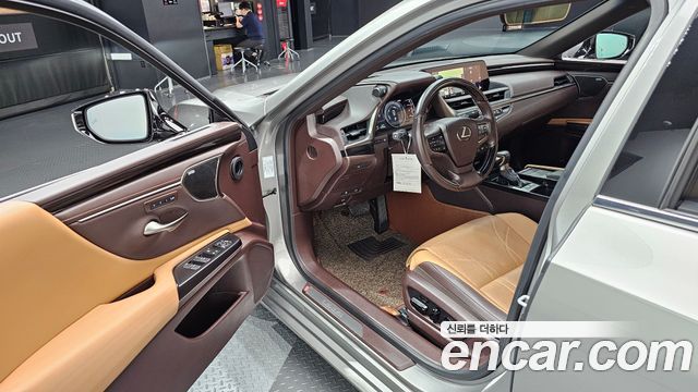 Lexus ES 2021 — photo 13