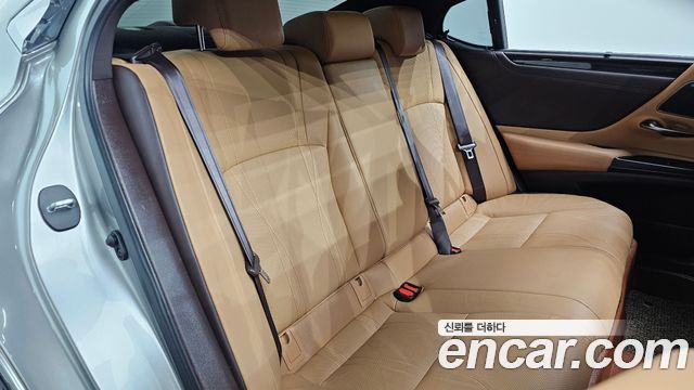 Lexus ES 2021 — photo 17
