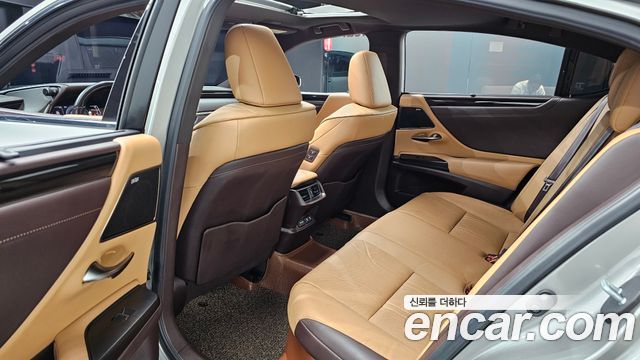Lexus ES 2021 — photo 18