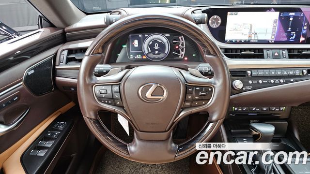 Lexus ES 2021 — photo 19