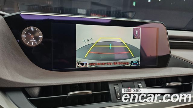Lexus ES 2021 — photo 23