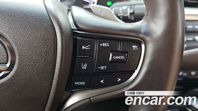 Lexus ES 2021 — photo 25