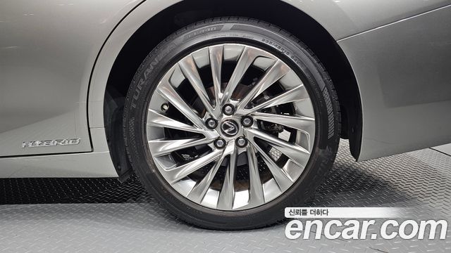 Lexus ES 2021 — photo 7