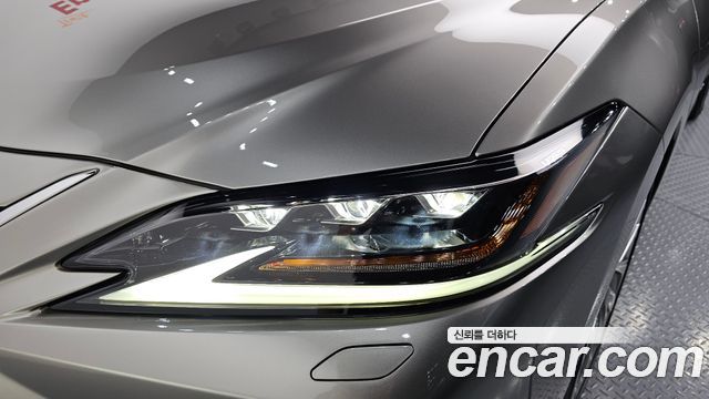Lexus ES 2021 — photo 8