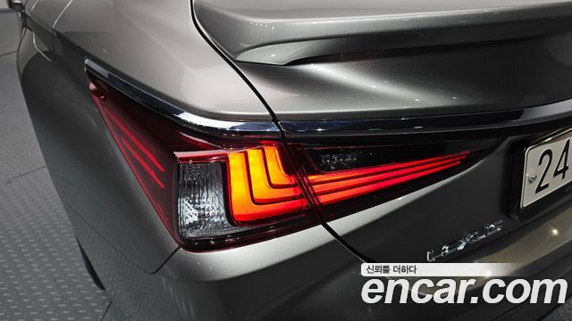 Lexus ES 2021 — photo 9