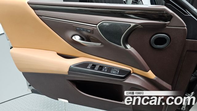 Lexus ES 2021 — photo 14