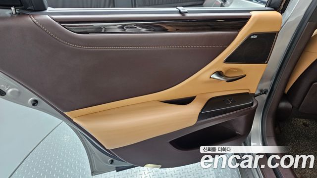 Lexus ES 2021 — photo 15