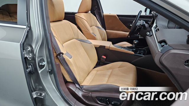 Lexus ES 2021 — photo 16