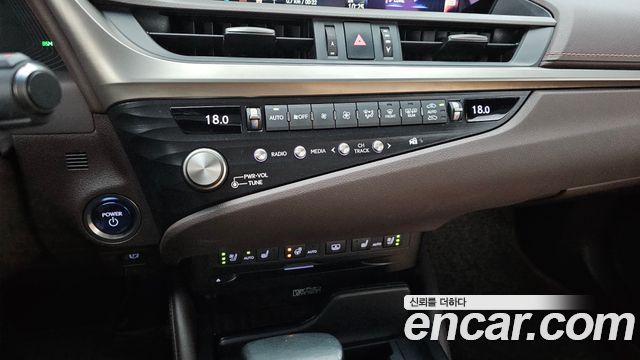 Lexus ES 2021 — photo 27