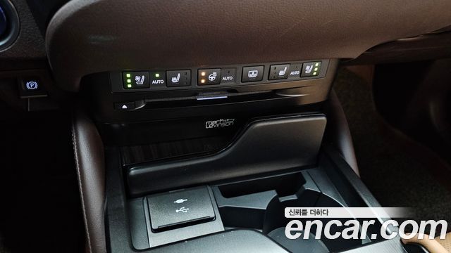 Lexus ES 2021 — photo 28