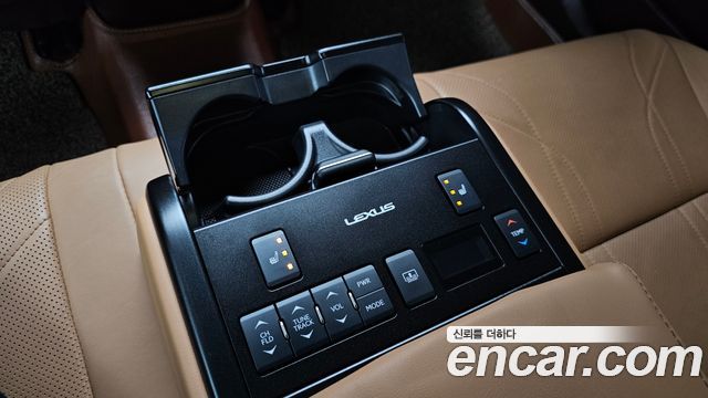 Lexus ES 2021 — photo 29