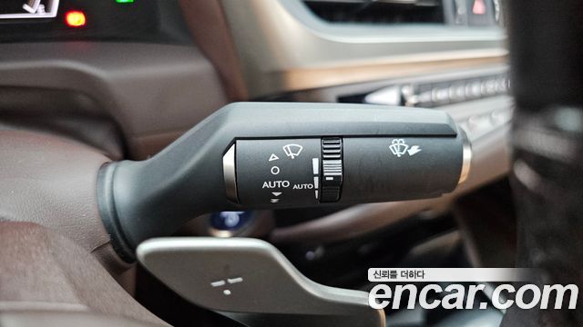 Lexus ES 2021 — photo 31