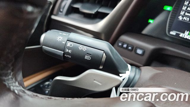 Lexus ES 2021 — photo 32