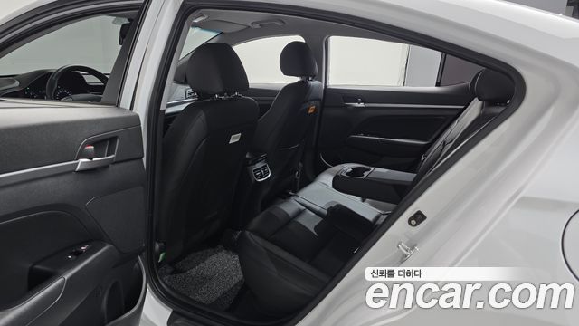 Hyundai AVANTE 2019 — photo 16
