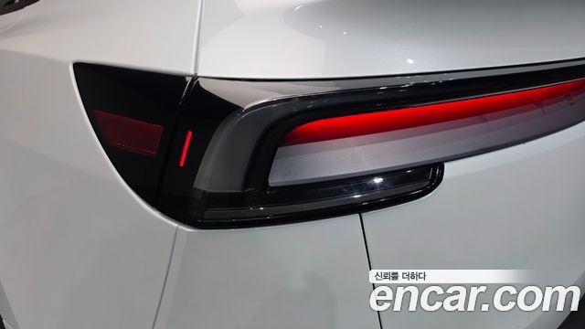 Tesla Model Y 2025 — photo 9