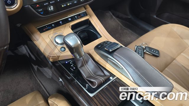 Lexus ES 2018 — photo 9