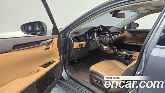 Lexus ES 2018 — photo 10