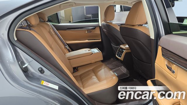 Lexus ES 2018 — photo 11