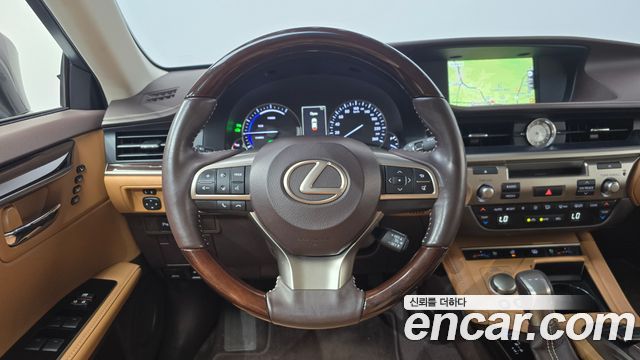 Lexus ES 2018 — photo 12